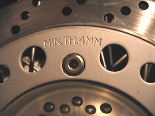 Крепежный винт. Отметка "MIN.TH.4MM"